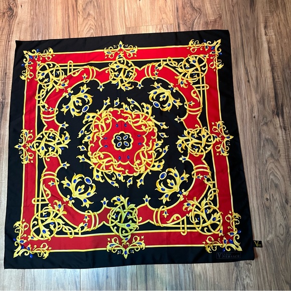 VERSACE SCRAF - Picture 8 of 11